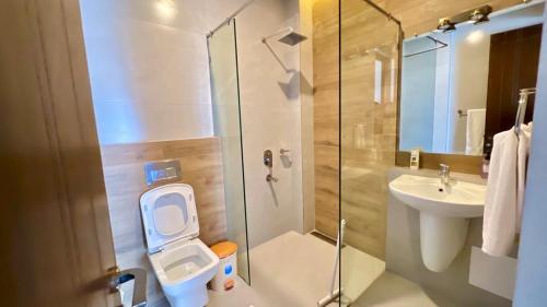 穆里的住宿－Ahmed Suites，浴室配有卫生间、盥洗盆和淋浴。