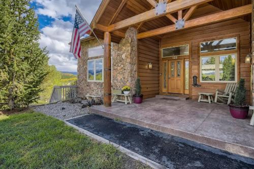 een houten hut met een Amerikaanse vlag op de veranda bij Family Mountain Home, sleeps up to 12, Private Hot Tub! home in Silverthorne