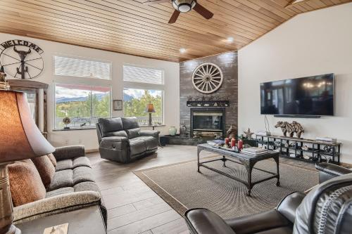 een woonkamer met een bank en een open haard bij Family Mountain Home, sleeps up to 12, Private Hot Tub! home in Silverthorne