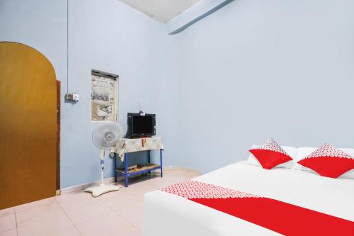 Säng eller sängar i ett rum på SPOT ON 92072 Restu Ibu Homestay Syariah