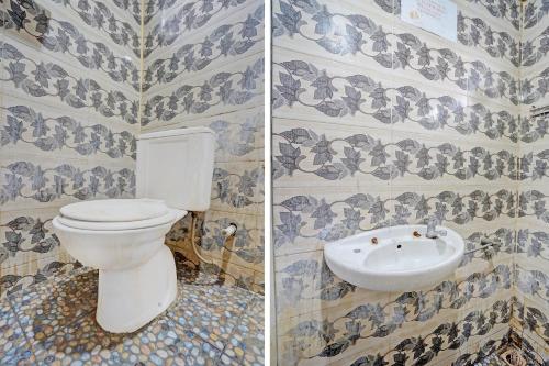 twee foto's van een badkamer met toilet en wastafel bij OYO LIFE 92077 Tarlo Guest House 3 in Pradahkalikendal