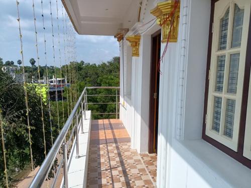 balkon z widokiem na budynek w obiekcie Guru Residency Pondicherry w mieście Puducherry