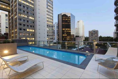 ein Pool auf dem Dach eines Gebäudes in der Unterkunft CBD 1BED/POOL/GYM/SAUNA/ - CLOSE TO EVERYTHING! in Brisbane