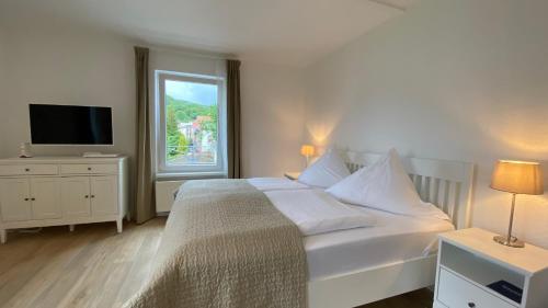 ザスニッツにあるVilla Rosalie Sassnitzのベッドルーム(白いベッド1台、窓付)