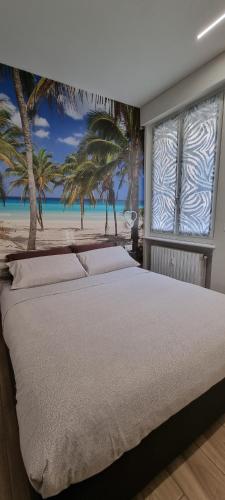 una camera con letto e vista sulla spiaggia di IO E TE bed and breakfast Appartamento a Cuneo