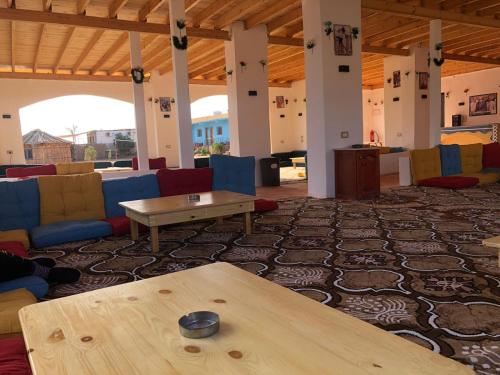 una sala de estar con sofás y una mesa en una habitación en Abo Hamada Azure Camp en Nuweiba