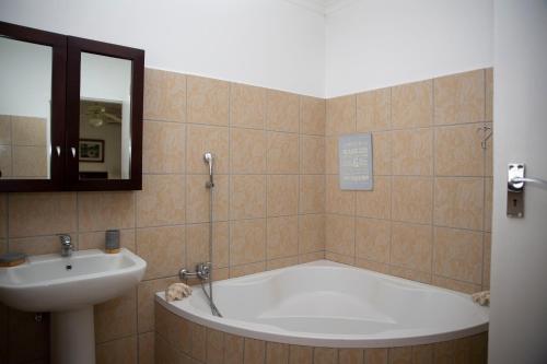 Sandton的住宿－Mamma Mia House，浴室设有浴缸和水槽。