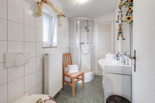 ヴァーレンにあるFerienwohnung " Müritzblick "の白いバスルーム(洗面台、トイレ付)