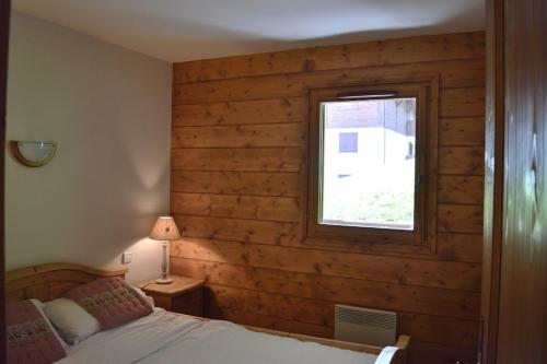 Postel nebo postele na pokoji v ubytování 2 bedroom Apartment in Les Houches Stone's throw from Prairon lift