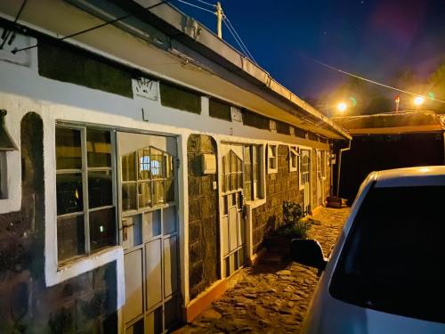 un coche aparcado fuera de un edificio por la noche en Perfect Travel-Stop Room 3Km From Nanyuki Town - Charell View, en Nanyuki