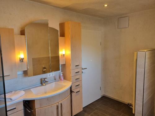 una cocina con fregadero y frigorífico en Appartements KALSWIRT, en Kirchberg in Tirol
