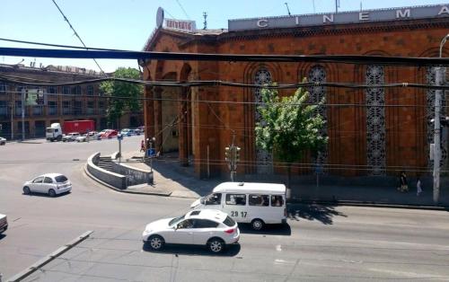 una calle con coches estacionados frente a un edificio en Apartment in Yerevan, en Ereván
