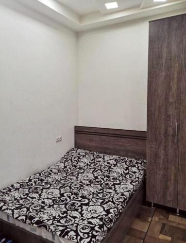 Cama en habitación con armario de madera en Apartment in Yerevan, en Ereván
