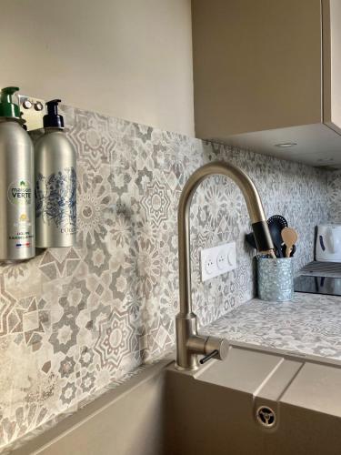 - une cuisine avec un évier et un robinet dans l'établissement Studio proche plage balcon et parking, à Deauville