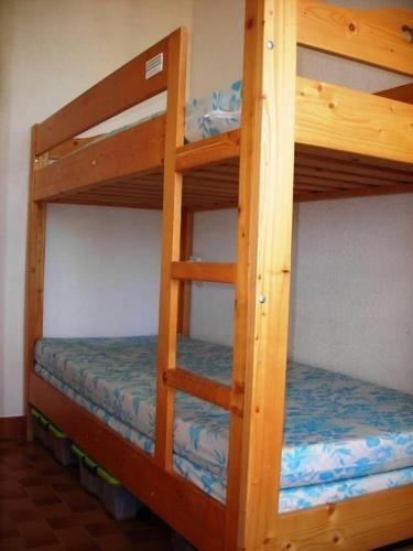 - deux lits superposés dans une chambre dans l'établissement 6 couchages, 100m plage, parking, clim, lave linge, lave vaisselle....., à Leucate