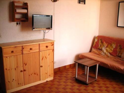 Televízia a/alebo spoločenská miestnosť v ubytovaní 6 couchages, 100m plage, parking, clim, lave linge, lave vaisselle.....