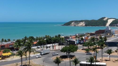 una vista aérea de la ciudad y el océano en Natal Prime - Porto Imperial en Natal