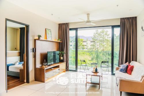 Geo38 Premium Suites at Genting Highlands في مرتفعات جنتنغ: غرفة معيشة مع أريكة وتلفزيون