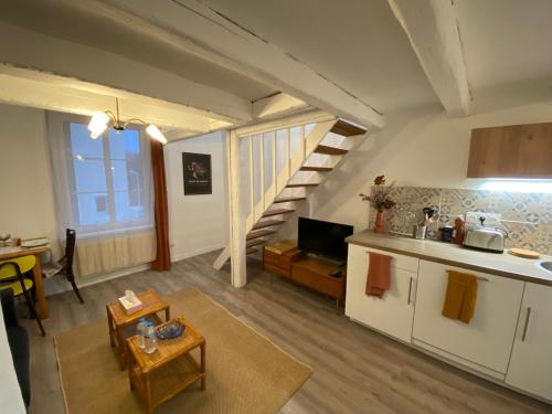 un salon avec une cuisine et un escalier dans l'établissement Les Cosy De Nancy - Le Duplex Vintage 4*, à Nancy