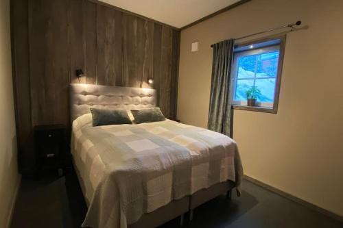 a bedroom with a large bed with a window at Modern Stuga med Ski Lodge känsla in Järvsö