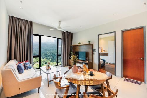 Geo38 Premium Suites at Genting Highlands في مرتفعات جنتنغ: غرفة معيشة مع طاولة وأريكة