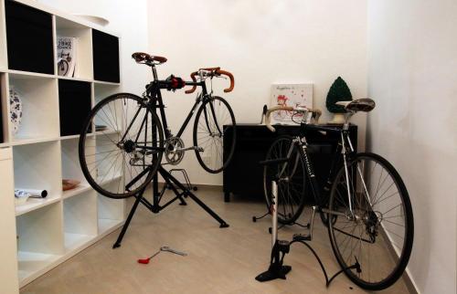 Dos bicicletas están en un puesto en una habitación en Colibri B&B en Sciacca