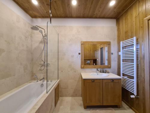 Pirin Golf Villa Compass Property tesisinde bir banyo