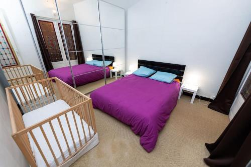 1 Schlafzimmer mit 2 Betten und einem Spiegel in der Unterkunft Anna-Maria : Grand appartement 10 personnes+parking privé -Actif+ Location- in Marseille