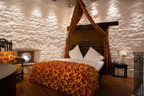 una camera con letto a baldacchino di Hotel Burg Kerpen a Illingen