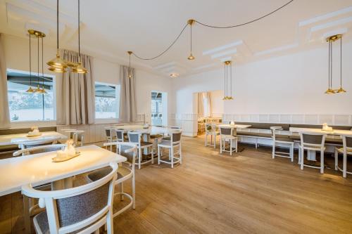 un restaurante con mesas y sillas en una habitación en Crystls Aparthotel, en Flachau