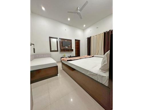 1 dormitorio con 1 cama y TV. en Atulya Home Stay, Uttarkashi, en Dharāsu