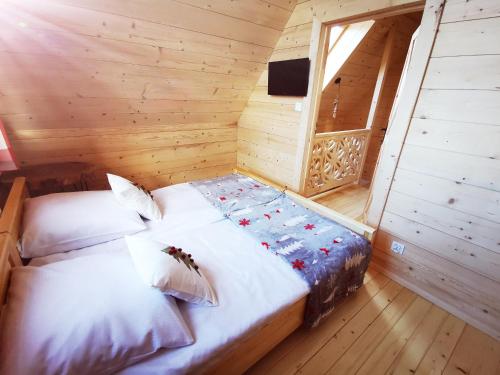 1 dormitorio con 1 cama en una cabaña de madera en Heidi, en Zakopane