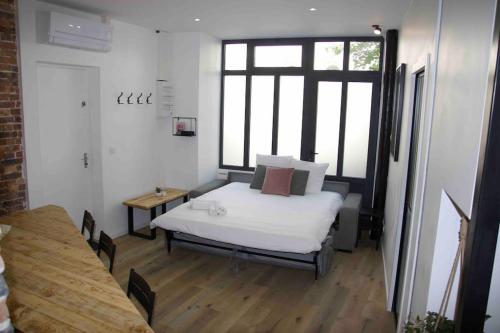 Another brick in the wall Apartment in Paris Sleeps 9