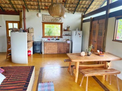 een keuken met een tafel en een koelkast bij Vila Chappada in Alto Paraíso de Goiás