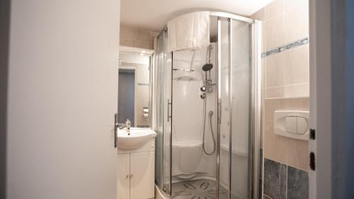 a bathroom with a shower and a sink at Maison Souply in Châlons-en-Champagne