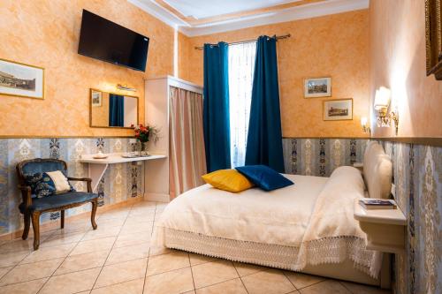 a small bedroom with a bed and a chair at Affittacamere Guest House Glatimia in Rome