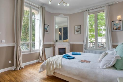 une chambre avec un grand lit et une cheminée dans l'établissement HÔTEL DE LUXE Particulier Hammam Sauna Gym - PERCHE, à Tourouvre