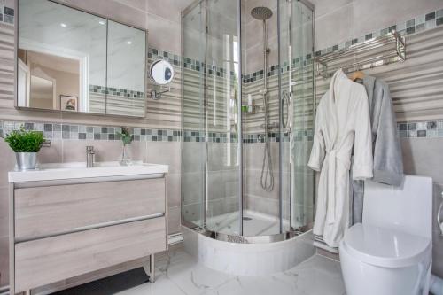 une salle de bains avec douche, toilettes et lavabo dans l'établissement HÔTEL DE LUXE Particulier Hammam Sauna Gym - PERCHE, à Tourouvre