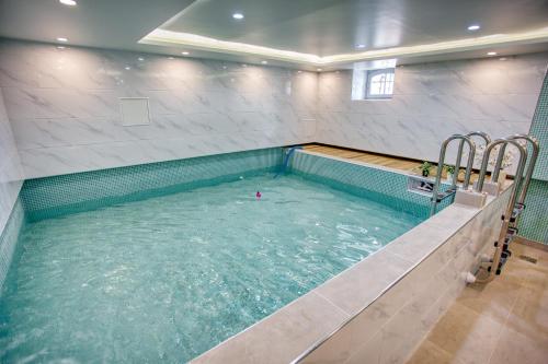 une grande piscine dans un immeuble dans l'établissement HÔTEL DE LUXE Particulier Hammam Sauna Gym - PERCHE, à Tourouvre