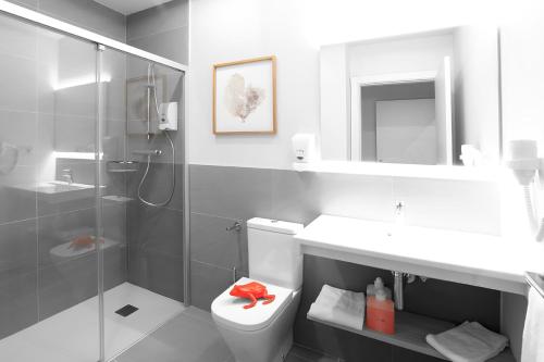 een badkamer met een douche, een toilet en een wastafel bij Eibarrooms - Auto Check-in in Éibar