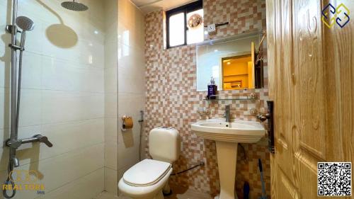 uma casa de banho com um WC e um lavatório em The Realtors Inn 1 BDR Apartment DHA 2 em Islamabad