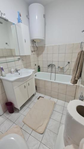 ein Badezimmer mit Waschbecken, Badewanne und Toilette in der Unterkunft Vila MM Boračko jezero in Konjic