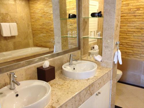 baño con 2 lavabos, espejo y aseo en AMAZING BIG APARTMENT IN SOUTH PHUKET, en Phuket