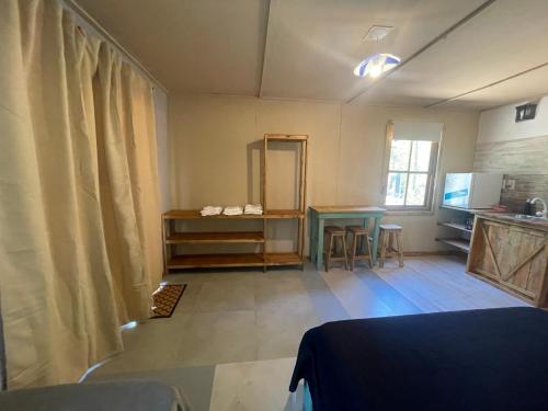 a room with a table and a kitchen in a room at Marittimo Cabañas in José Ignacio