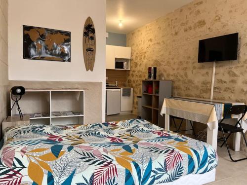 A bed or beds in a room at Guest House de Céline et Benoît