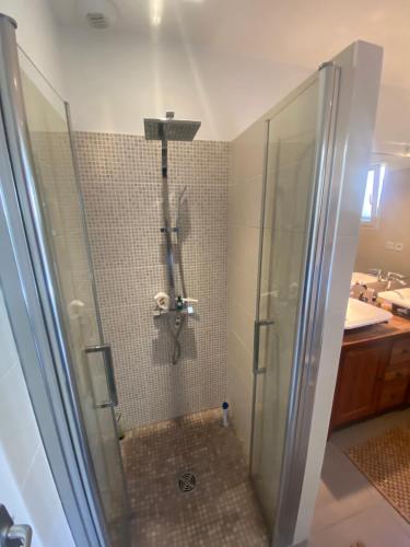 La salle de bains est pourvue d'une cabine de douche en verre. dans l'établissement VILLA LACANAU OCÉAN DANS LE GOLF, à Lacanau-Océan