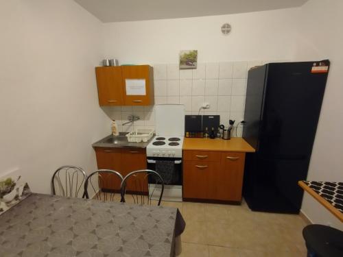 a small kitchen with a stove and a refrigerator at Willa Czyrna przy Gondoli in Szczyrk
