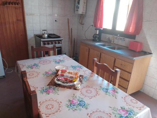 Mí Rincon في مار ديل بلاتا: مطبخ مع طاولة عليها قطعة قماش