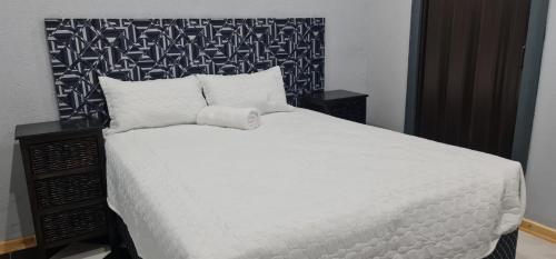 Ένα ή περισσότερα κρεβάτια σε δωμάτιο στο Black Owl Lodge