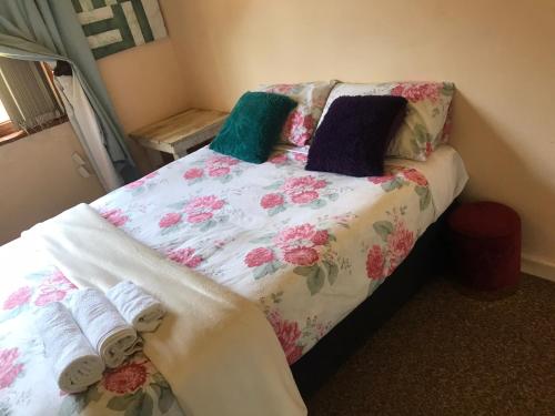 سرير أو أسرّة في غرفة في LRN Brackenfell Homestay